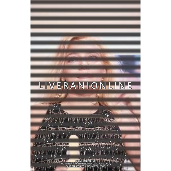 DIAP-RETROSPETTIVA MARA VENIER ATTIRCE E PRESENTATRICE TELEVISIVA NELLA FOTO MARA VENIER NELLA TRASMISSIONE TELEVISIVA “UNA ROTONDA SUL MARE“NELL\'ANNO 1990 AG ALDO LIVERANI SAS 