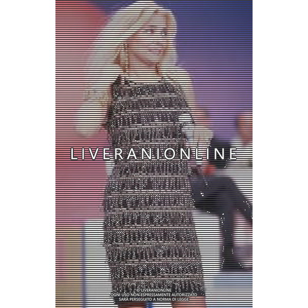 DIAP-RETROSPETTIVA MARA VENIER ATTIRCE E PRESENTATRICE TELEVISIVA NELLA FOTO MARA VENIER NELLA TRASMISSIONE TELEVISIVA “UNA ROTONDA SUL MARE“NELL\'ANNO 1990 AG ALDO LIVERANI SAS 