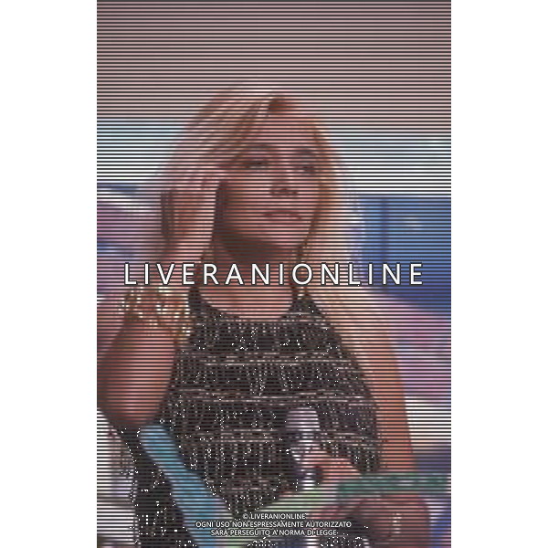 DIAP-RETROSPETTIVA MARA VENIER ATTIRCE E PRESENTATRICE TELEVISIVA NELLA FOTO MARA VENIER NELLA TRASMISSIONE TELEVISIVA “UNA ROTONDA SUL MARE“NELL\'ANNO 1990 AG ALDO LIVERANI SAS 