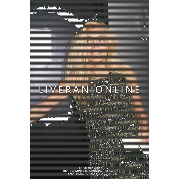 DIAP-RETROSPETTIVA MARA VENIER ATTIRCE E PRESENTATRICE TELEVISIVA NELLA FOTO MARA VENIER NELLA TRASMISSIONE TELEVISIVA “UNA ROTONDA SUL MARE“NELL\'ANNO 1990 AG ALDO LIVERANI SAS 