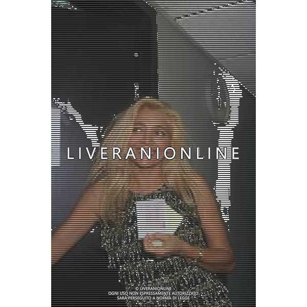 DIAP-RETROSPETTIVA MARA VENIER ATTIRCE E PRESENTATRICE TELEVISIVA NELLA FOTO MARA VENIER NELLA TRASMISSIONE TELEVISIVA “UNA ROTONDA SUL MARE“NELL\'ANNO 1990 AG ALDO LIVERANI SAS 