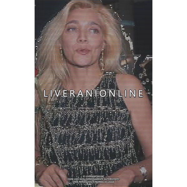 DIAP-RETROSPETTIVA MARA VENIER ATTIRCE E PRESENTATRICE TELEVISIVA NELLA FOTO MARA VENIER NELLA TRASMISSIONE TELEVISIVA “UNA ROTONDA SUL MARE“NELL\'ANNO 1990 AG ALDO LIVERANI SAS 