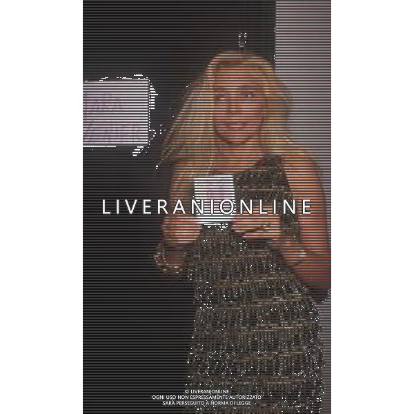 DIAP-RETROSPETTIVA MARA VENIER ATTIRCE E PRESENTATRICE TELEVISIVA NELLA FOTO MARA VENIER NELLA TRASMISSIONE TELEVISIVA “UNA ROTONDA SUL MARE“NELL\'ANNO 1990 AG ALDO LIVERANI SAS 
