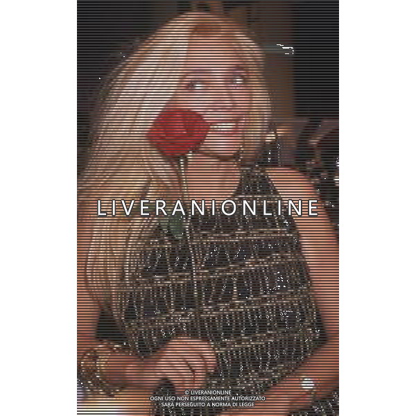 DIAP-RETROSPETTIVA MARA VENIER ATTIRCE E PRESENTATRICE TELEVISIVA NELLA FOTO MARA VENIER NELLA TRASMISSIONE TELEVISIVA “UNA ROTONDA SUL MARE“NELL\'ANNO 1990 AG ALDO LIVERANI SAS 