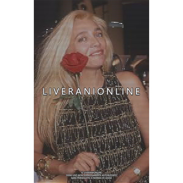 DIAP-RETROSPETTIVA MARA VENIER ATTIRCE E PRESENTATRICE TELEVISIVA NELLA FOTO MARA VENIER NELLA TRASMISSIONE TELEVISIVA “UNA ROTONDA SUL MARE“NELL\'ANNO 1990 AG ALDO LIVERANI SAS 