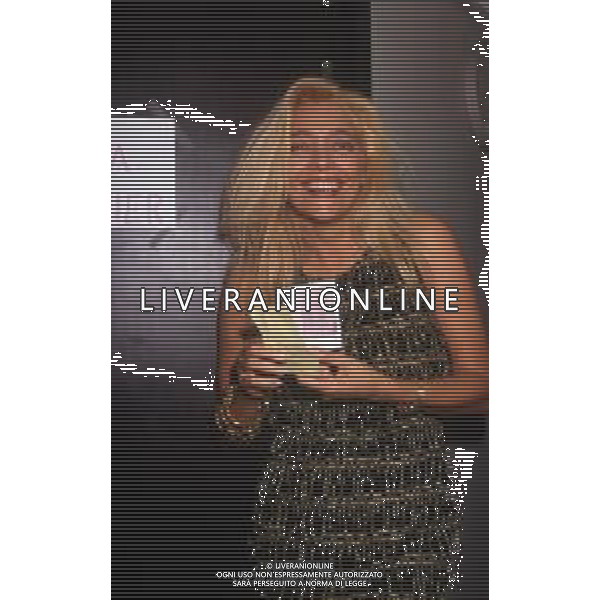 DIAP-RETROSPETTIVA MARA VENIER ATTIRCE E PRESENTATRICE TELEVISIVA NELLA FOTO MARA VENIER NELLA TRASMISSIONE TELEVISIVA “UNA ROTONDA SUL MARE“NELL\'ANNO 1990 AG ALDO LIVERANI SAS 