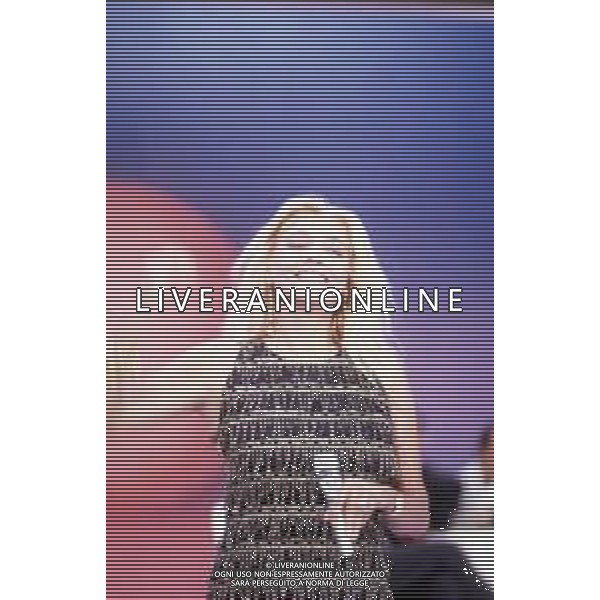 DIAP-RETROSPETTIVA MARA VENIER ATTIRCE E PRESENTATRICE TELEVISIVA NELLA FOTO MARA VENIER NELLA TRASMISSIONE TELEVISIVA “UNA ROTONDA SUL MARE“NELL\'ANNO 1990  AG ALDO LIVERANI SAS 