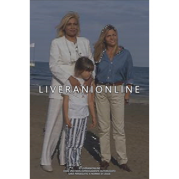 DIAP-Mara Venier, pseudonimo di Mara Povoleri, attrice e conduttrice televisiva italiana. - Retrospettiva nella foto con la sorella Roberta e la nipote nel 1995 a Venezia © Archivio / AGENZIA ALDO LIVERANI SAS