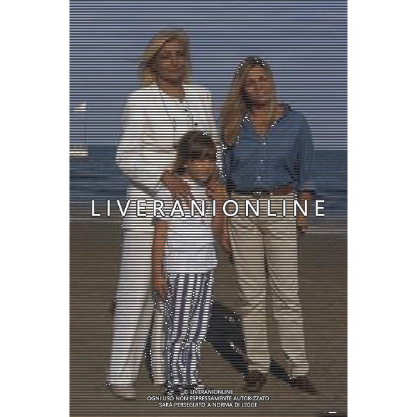 DIAP-Mara Venier, pseudonimo di Mara Povoleri, attrice e conduttrice televisiva italiana. - Retrospettiva nella foto con la sorella Roberta e la nipote nel 1995 a Venezia © Archivio / AGENZIA ALDO LIVERANI SAS