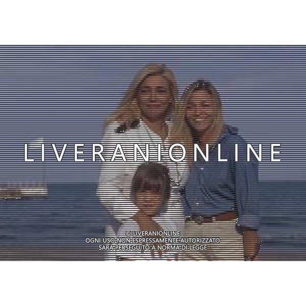 DIAP-Mara Venier, pseudonimo di Mara Povoleri, attrice e conduttrice televisiva italiana. - Retrospettiva nella foto con la sorella Roberta e la nipote nel 1995 a Venezia © Archivio / AGENZIA ALDO LIVERANI SAS