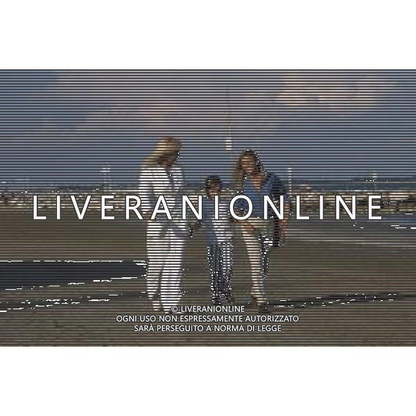 DIAP-Mara Venier, pseudonimo di Mara Povoleri, attrice e conduttrice televisiva italiana. - Retrospettiva nella foto con la sorella Roberta e la nipote nel 1995 a Venezia © Archivio / AGENZIA ALDO LIVERANI SAS