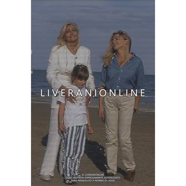 DIAP-Mara Venier, pseudonimo di Mara Povoleri, attrice e conduttrice televisiva italiana. - Retrospettiva nella foto con la sorella Roberta e la nipote nel 1995 a Venezia © Archivio / AGENZIA ALDO LIVERANI SAS