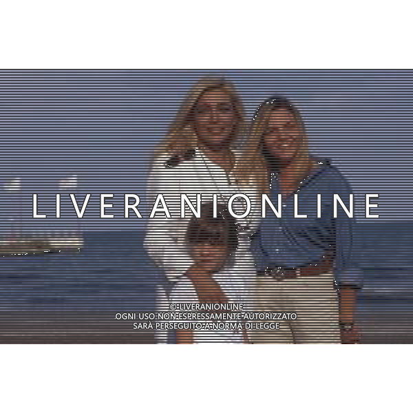 DIAP-Mara Venier, pseudonimo di Mara Povoleri, attrice e conduttrice televisiva italiana. - Retrospettiva nella foto con la sorella Roberta e la nipote nel 1995 a Venezia © Archivio / AGENZIA ALDO LIVERANI SAS