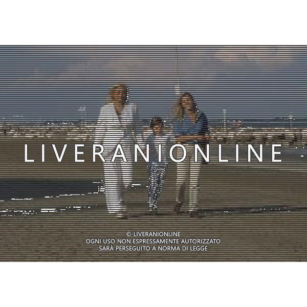 DIAP-Mara Venier, pseudonimo di Mara Povoleri, attrice e conduttrice televisiva italiana. - Retrospettiva nella foto con la sorella Roberta e la nipote nel 1995 a Venezia © Archivio / AGENZIA ALDO LIVERANI SAS