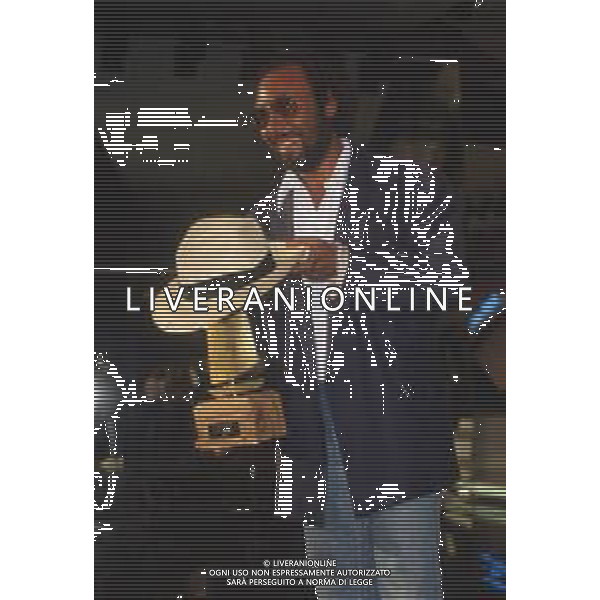 DIAP-RETROSPETTIVA ANTONELLO VENDITTI CANTANTE NELLA FOTO ANTONELLO VENDITTI A RIVA DEL GARDA NELL\'ANNO 1985 PREMIO LA VELA D\'ORO AG ALDO LIVERANI SAS