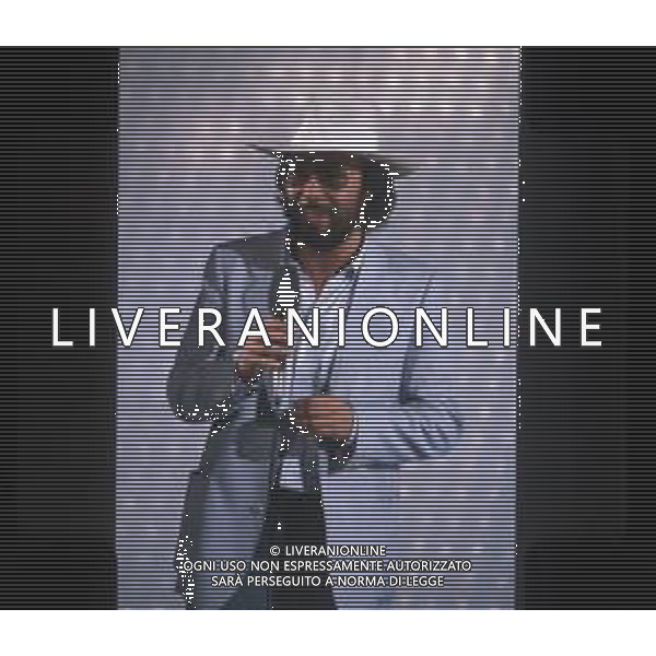 DIAP-RETROSPETTIVA ANTONELLO VENDITTI CANTANTE NELLA FOTO ANTONELLO VENDITTI A SAINT VINCENT ESTATE NELL\'ANNO 1983 AG ALDO LIVERANI SAS