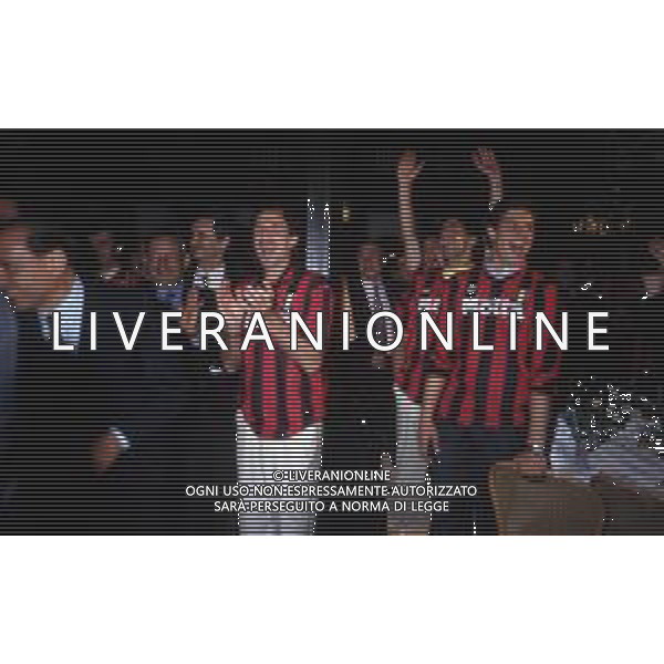 DIAP- RETROSPETTIVA CARLO CUDICINI CALCIATORE DI RUOLO PORTIERE NELLA FOTO CARLO CUDICINI CON LA MAGLIA DEL MILAN CALCIO NELL\'ANNO 1992-1993 FESTEGGIA CON FRANCO BARESI E IL PRESIDENTE SILVIO BERLUSCONI AG ALDO LIVERANI SAS