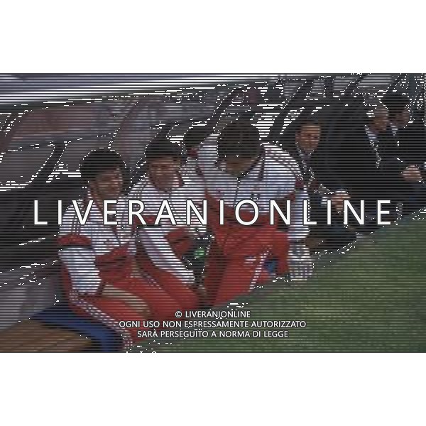 DIAP- RETROSPETTIVA CARLO CUDICINI CALCIATORE DI RUOLO PORTIERE NELLA FOTO CARLO CUDICINI CON LA MAGLIA DEL MILAN CALCIO NELL\'ANNO 1992-1993 IN PANCHINA CON ROBERTO DONADONI E MARCO VAN BASTEN AG ALDO LIVERANI SAS