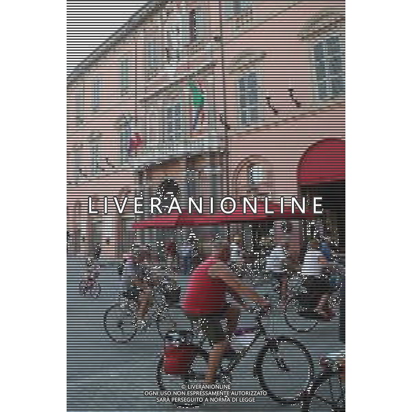 IMOLA 12 08 2025 FESTA DI SAN CASSIANO "PEDALATA PER LA PACE TRA I POPOLI,PASSEGGIATA PER LE FAMIGLIE CON BICICLETTA AL CIPPO DI SAN CASSIANO VIA VILLA CLELIA NELLA FOTO PIAZZA MATTEOTTI ©SANNA - AGENZIA ALDO LIVERANI SAS