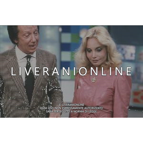 DIAP-RETROSPETTIVA MARIA GIOVANNA ELMI PRESENTATRICE TELEVISIVA NELLA FOTO MARIA GIOVANNA ELMI A MILANO NELL\'ANNO 1979 CON MIKE BONGIORNO AG ALDO LIVERANI SAS  