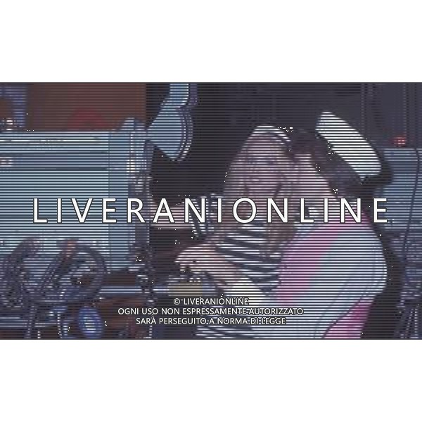 DIAP-RETROSPETTIVA MARIA GIOVANNA ELMI PRESENTATRICE TELEVISIVA NELLA FOTO MARIA GIOVANNA ELMI A MILANO CON MAL RYDER NELLA TRASMISSIONE TELEVISIVA “IL DIRIGIBILE“ ANNI 1975-1980 FOTO MARIO DOTTI-AG ALDO LIVERANI SAS  