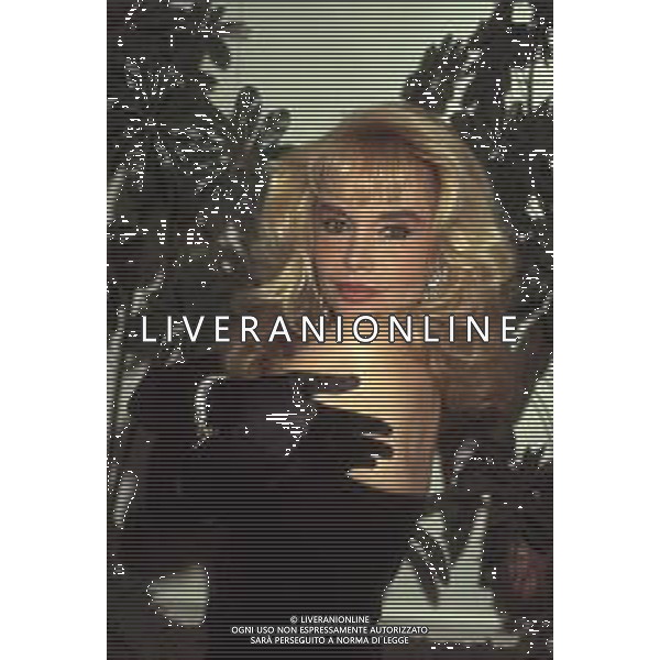 DIAP-RETROSPETTIVA MARIA GIOVANNA ELMI PRESENTATRICE TELEVISIVA NELLA FOTO MARIA GIOVANNA ELMI A MILANO NELL\'ANNO 1990 NELLA TRASMISSIONE TELEVISIVA “SIMPATICISSIMA “  AG ALDO LIVERANI SAS 