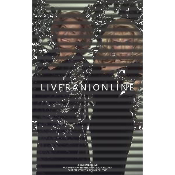 DIAP-RETROSPETTIVA MARIA GIOVANNA ELMI PRESENTATRICE TELEVISIVA NELLA FOTO MARIA GIOVANNA ELMI A MILANO NELL\'ANNO 1990 NELLA TRASMISSIONE TELEVISIVA “SIMPATICISSIMA “  AG ALDO LIVERANI SAS 