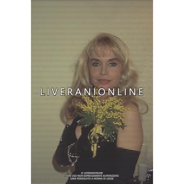 DIAP-RETROSPETTIVA MARIA GIOVANNA ELMI PRESENTATRICE TELEVISIVA NELLA FOTO MARIA GIOVANNA ELMI A MILANO NELL\'ANNO 1990 NELLA TRASMISSIONE TELEVISIVA “SIMPATICISSIMA “  AG ALDO LIVERANI SAS 