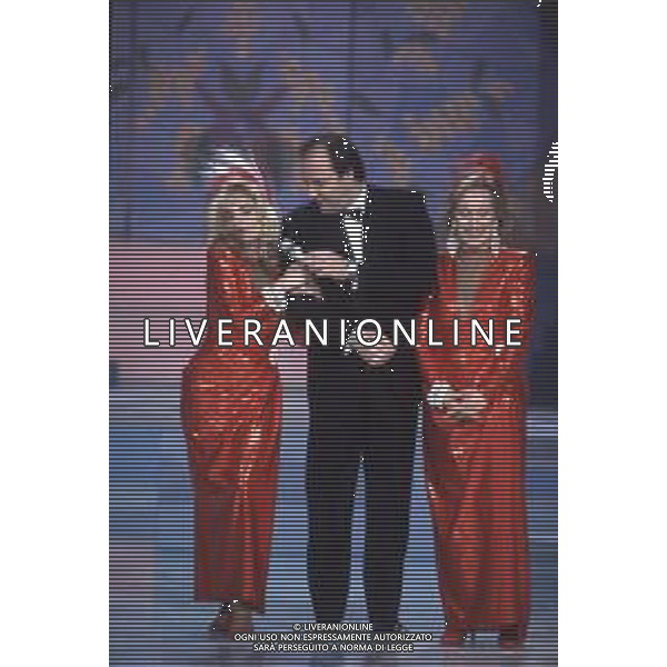 DIAP-RETROSPETTIVA MARIA GIOVANNA ELMI PRESENTATRICE TELEVISIVA NELLA FOTO MARIA GIOVANNA ELMI A MILANO NELL\'ANNO 1990 NELLA TRASMISSIONE TELEVISIVA “SIMPATICISSIMA “ CON ROSANNA VAUDETTI E GERRY SCOTTI AG ALDO LIVERANI SAS 