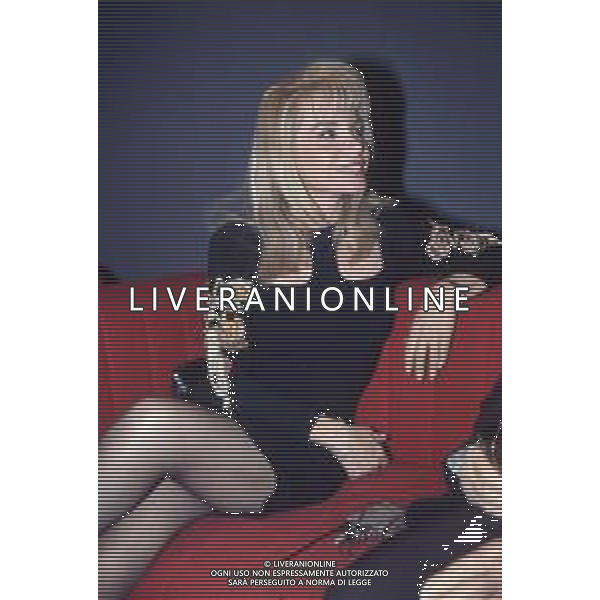 DIAP-RETROSPETTIVA MARIA GIOVANNA ELMI PRESENTATRICE TELEVISIVA NELLA FOTO MARIA GIOVANNA ELMI A MILANO NELL\'ANNO 1990 NELLA TRASMISSIONE TELEVISIVA “SIMPATICISSIMA “  AG ALDO LIVERANI SAS 