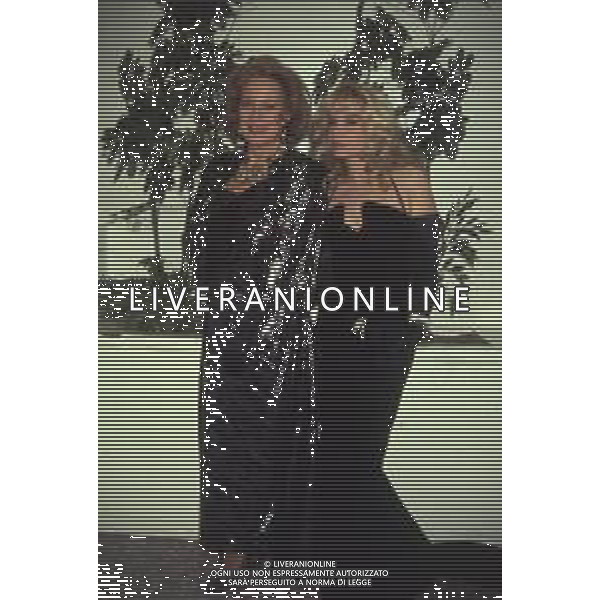 DIAP-RETROSPETTIVA MARIA GIOVANNA ELMI PRESENTATRICE TELEVISIVA NELLA FOTO MARIA GIOVANNA ELMI A MILANO NELL\'ANNO 1990 NELLA TRASMISSIONE TELEVISIVA “SIMPATICISSIMA “ CON ROSANNA VAUDETTI AG ALDO LIVERANI SAS