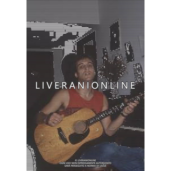 DIAP-RETROSPETTIVA EUGENIO FINARDI CANTANTE NELLA FOTO EUGENIO FINARDI NELL\'ANNO 1982 AG ALDO LIVERANI SAS