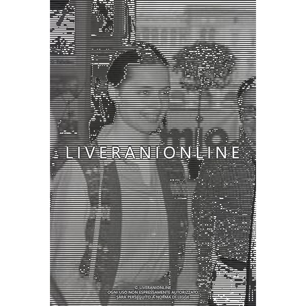 NEG-RETROSPETTIVA ISABELLA ROSSELLINI ATTRICE NELLA FOTO ISABELLA ROSSELLINI A MILANO MADRINA DELLA GARA PODISTICA “STRAMILANO “NELL\'ANNO 1981 AG ALDO LIVERANI SAS 