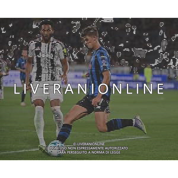 Atalanta vs Juventus nella foto Charles de Ketelaere (Atalanta) e sulla SX Lloyd Kelly (Juventus) Bergamo 16-08-2025 Stadio di Bergamo Atalanta vs Juventus - amichevole precampionato foto Roberto Garavaglia/Agenzia Aldo Liverani sas- AGENZIA ALDO LIVERANI SAS