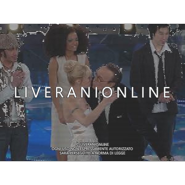 SAN REMO 27/2/2007 57∞ FESTIVAL DELLA CANZONE ITALIANA NELLA FOTO MICHELLE HUNZIKER E PIPPO BAUDO SI BACIANO ALLA FINE DELLA TRASMISSIONE FOTO AG ALDO LIVERANI