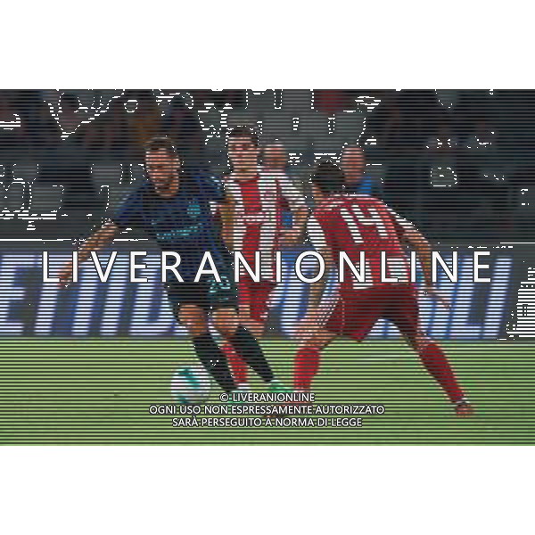 TVEM August 16, 2025 Bari, Italy - FC Inter vs Olympiacos FC - friendly match - San Nicola Stadium. In the pic: Hakan Calhanoglu of FC Inter in action against Daniel Garcia Carrillo of Olympiakos FC FOTO EMMANUELE MASTRODONATO-AG ALDO LIVERANI SAS