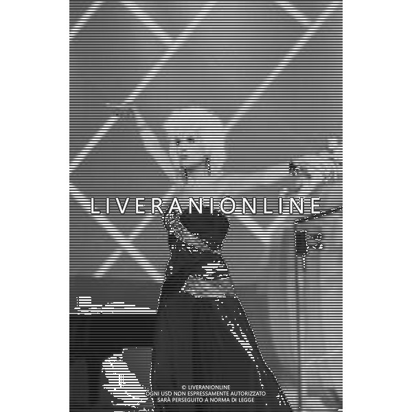 NEG-RETROSPETTIVA DONATELLA RETTORE CANTANTE NELLA FOTO DONATELLA RETTORE A SAINT VINCENT ESTATE NELL\'ANNO 1985 AG ALDO LIVERANI SAS