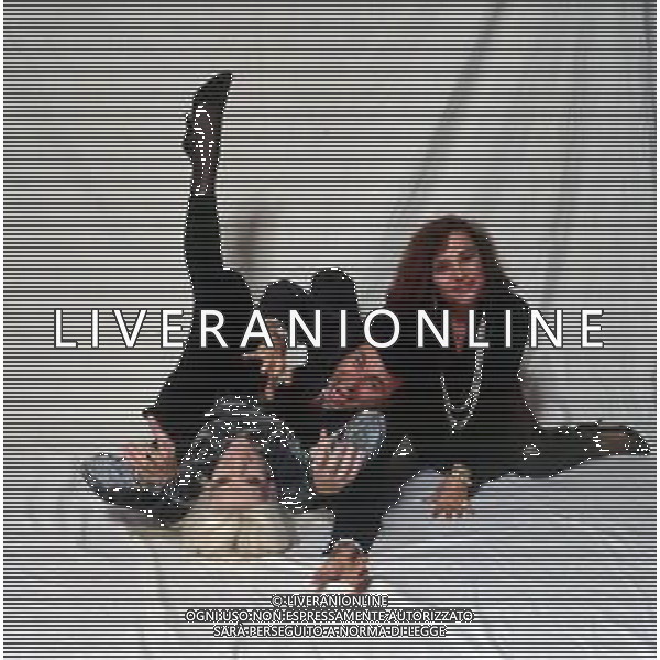 COL-RETROSPETTIVA DONATELLA RETTORE CANTANTE NELLA FOTO DONATELLA RETTORE NELL\'ANNO 1991 CON IL REGISTA PIERFRANCESCO CAMPANELLA E ADRIANA ASTI CAST DEL FILM “STREPITOSAMENTE .... FLOP“ AG THEMA-AG ALDO LIVERANI SAS