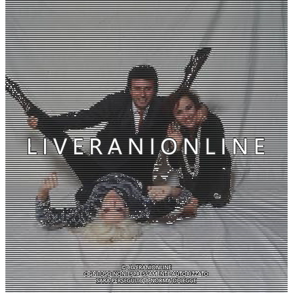 COL-RETROSPETTIVA DONATELLA RETTORE CANTANTE NELLA FOTO DONATELLA RETTORE NELL\'ANNO 1991 CON IL REGISTA PIERFRANCESCO CAMPANELLA E ADRIANA ASTI CAST DEL FILM “STREPITOSAMENTE .... FLOP“ AG THEMA-AG ALDO LIVERANI SAS