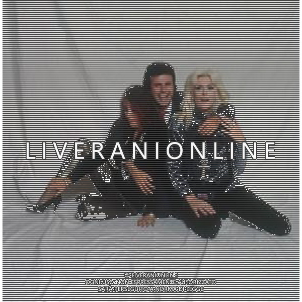 COL-RETROSPETTIVA DONATELLA RETTORE CANTANTE NELLA FOTO DONATELLA RETTORE NELL\'ANNO 1991 CON IL REGISTA PIERFRANCESCO CAMPANELLA E ADRIANA ASTI CAST DEL FILM “STREPITOSAMENTE .... FLOP“ AG THEMA-AG ALDO LIVERANI SAS
