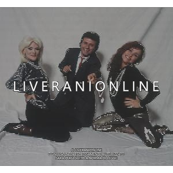 COL-RETROSPETTIVA DONATELLA RETTORE CANTANTE NELLA FOTO DONATELLA RETTORE NELL\'ANNO 1991 CON IL REGISTA PIERFRANCESCO CAMPANELLA E ADRIANA ASTI CAST DEL FILM “STREPITOSAMENTE .... FLOP“ AG THEMA-AG ALDO LIVERANI SAS