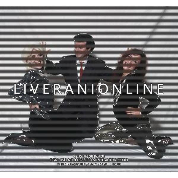 COL-RETROSPETTIVA DONATELLA RETTORE CANTANTE NELLA FOTO DONATELLA RETTORE NELL\'ANNO 1991 CON IL REGISTA PIERFRANCESCO CAMPANELLA E ADRIANA ASTI CAST DEL FILM “STREPITOSAMENTE .... FLOP“ AG THEMA-AG ALDO LIVERANI SAS