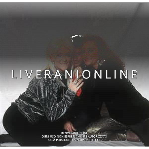 COL-RETROSPETTIVA DONATELLA RETTORE CANTANTE NELLA FOTO DONATELLA RETTORE NELL\'ANNO 1991 CON IL REGISTA PIERFRANCESCO CAMPANELLA E ADRIANA ASTI CAST DEL FILM “STREPITOSAMENTE .... FLOP“ AG THEMA-AG ALDO LIVERANI SAS