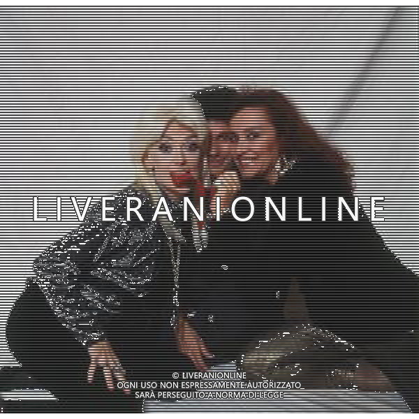 COL-RETROSPETTIVA DONATELLA RETTORE CANTANTE NELLA FOTO DONATELLA RETTORE NELL\'ANNO 1991 CON IL REGISTA PIERFRANCESCO CAMPANELLA E ADRIANA ASTI CAST DEL FILM “STREPITOSAMENTE .... FLOP“ AG THEMA-AG ALDO LIVERANI SAS