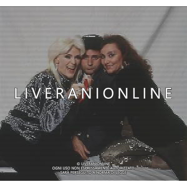 COL-RETROSPETTIVA DONATELLA RETTORE CANTANTE NELLA FOTO DONATELLA RETTORE NELL\'ANNO 1991 CON IL REGISTA PIERFRANCESCO CAMPANELLA E ADRIANA ASTI CAST DEL FILM “STREPITOSAMENTE .... FLOP“ AG THEMA-AG ALDO LIVERANI SAS