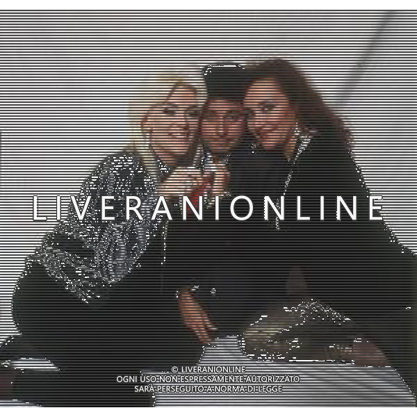COL-RETROSPETTIVA DONATELLA RETTORE CANTANTE NELLA FOTO DONATELLA RETTORE NELL\'ANNO 1991 CON IL REGISTA PIERFRANCESCO CAMPANELLA E ADRIANA ASTI CAST DEL FILM “STREPITOSAMENTE .... FLOP“ AG THEMA-AG ALDO LIVERANI SAS