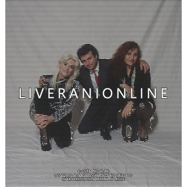 COL-RETROSPETTIVA DONATELLA RETTORE CANTANTE NELLA FOTO DONATELLA RETTORE NELL\'ANNO 1991 CON IL REGISTA PIERFRANCESCO CAMPANELLA E ADRIANA ASTI CAST DEL FILM “STREPITOSAMENTE .... FLOP“ AG THEMA-AG ALDO LIVERANI SAS