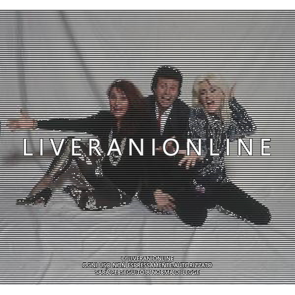 COL-RETROSPETTIVA DONATELLA RETTORE CANTANTE NELLA FOTO DONATELLA RETTORE NELL\'ANNO 1991 CON IL REGISTA PIERFRANCESCO CAMPANELLA E ADRIANA ASTI CAST DEL FILM “STREPITOSAMENTE .... FLOP“ AG THEMA-AG ALDO LIVERANI SAS