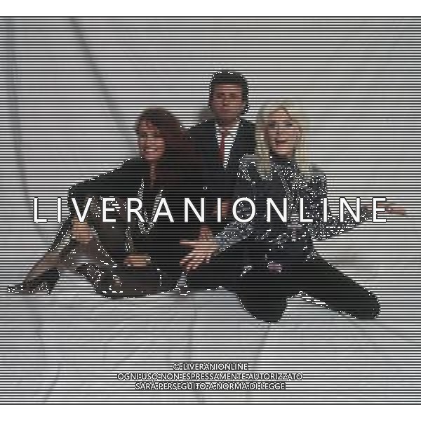 COL-RETROSPETTIVA DONATELLA RETTORE CANTANTE NELLA FOTO DONATELLA RETTORE NELL\'ANNO 1991 CON IL REGISTA PIERFRANCESCO CAMPANELLA E ADRIANA ASTI CAST DEL FILM “STREPITOSAMENTE .... FLOP“ AG THEMA-AG ALDO LIVERANI SAS