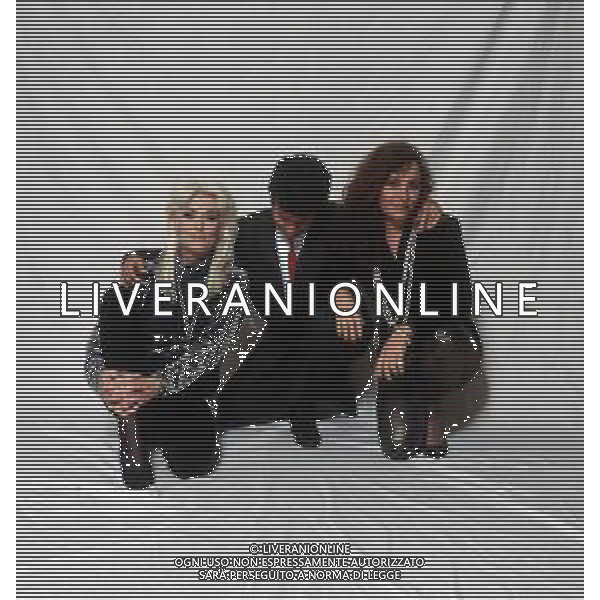 COL-RETROSPETTIVA DONATELLA RETTORE CANTANTE NELLA FOTO DONATELLA RETTORE NELL\'ANNO 1991 CON IL REGISTA PIERFRANCESCO CAMPANELLA E ADRIANA ASTI CAST DEL FILM “STREPITOSAMENTE .... FLOP“ AG THEMA-AG ALDO LIVERANI SAS